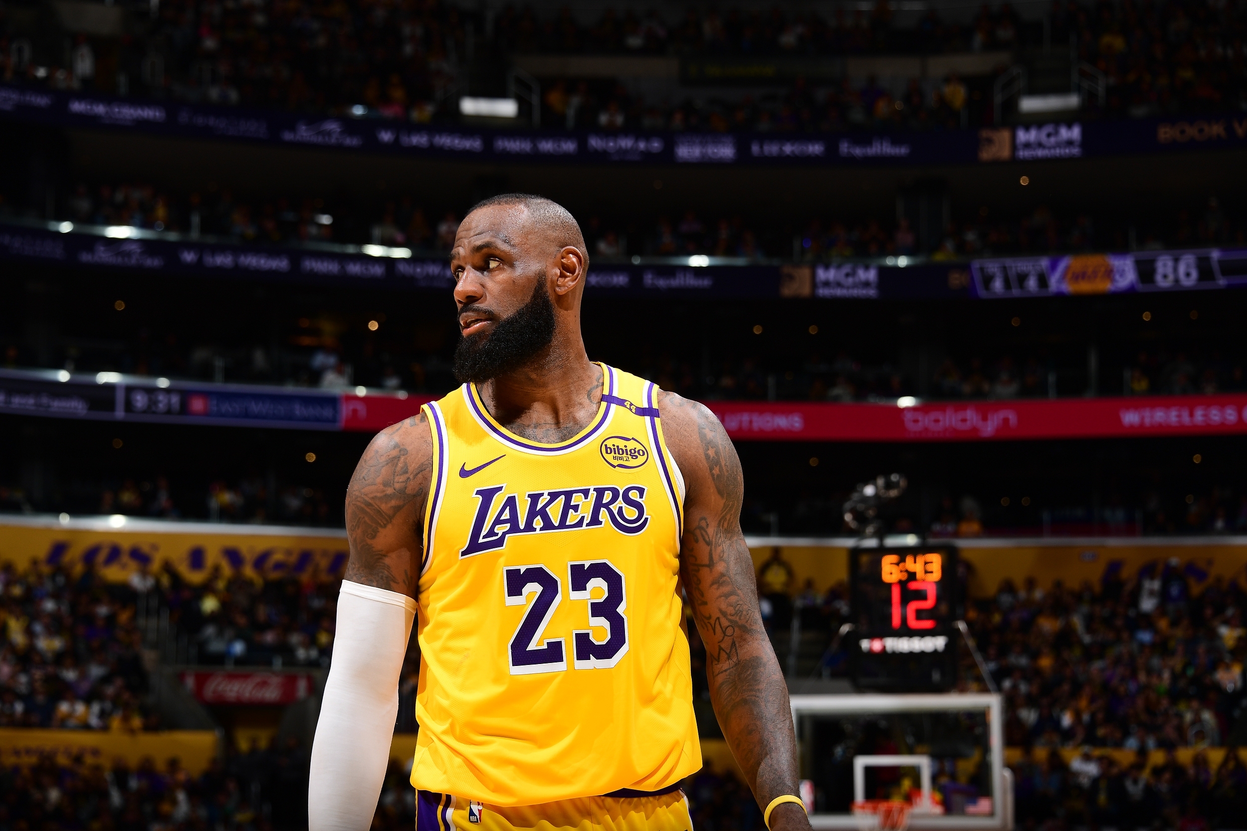 开云官网-攻守兼备的传奇！NBA历史仅五人达成10次最佳阵容+5次最佳防守阵容
